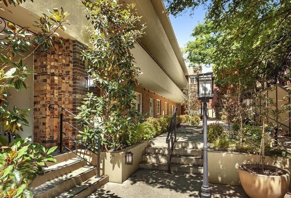 East Melbourne Unit With Courtyard Apartment Luaran gambar